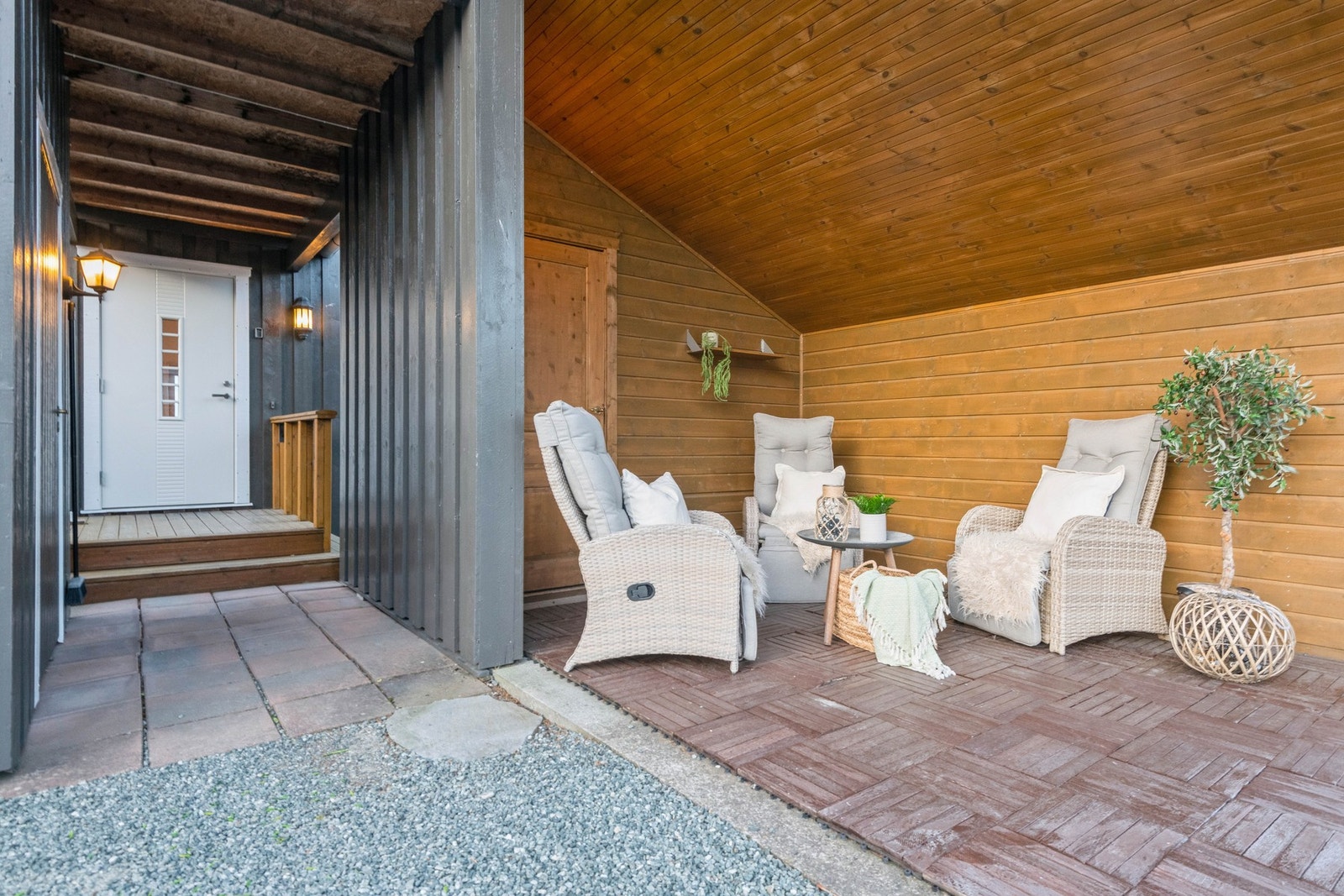 I tillegg til boden i carporten er det en sportsbod ved inngangsdøra. Det er praktisk med tak over området mellom inngangsdøra og sportsboden. Galleribilde