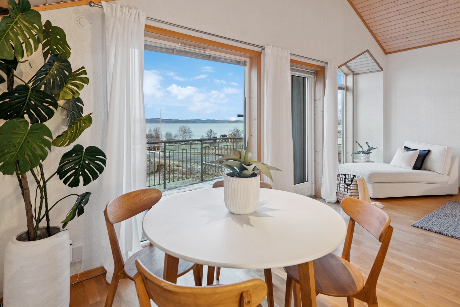 Her kan man nyte frokosten til den nydelige utsikten utover Trondheimsfjorden. Galleribilde