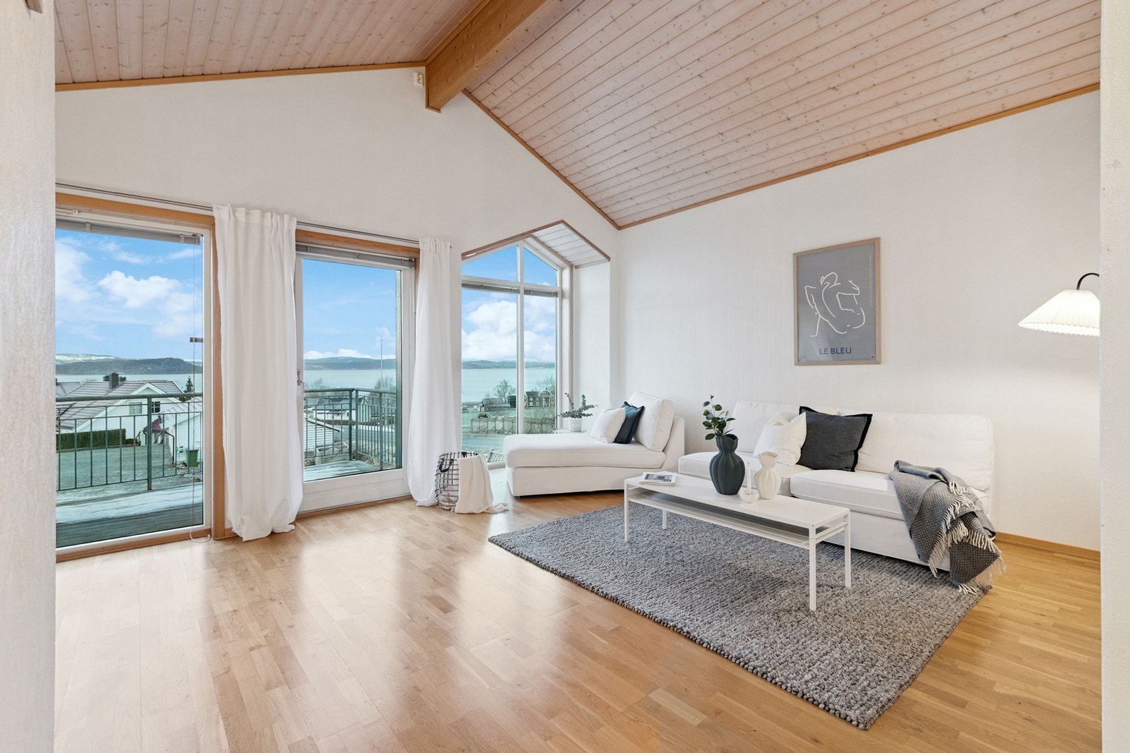 Kombinasjonen med høy himling og store vindusflater gir en god romfølelse. Galleribilde