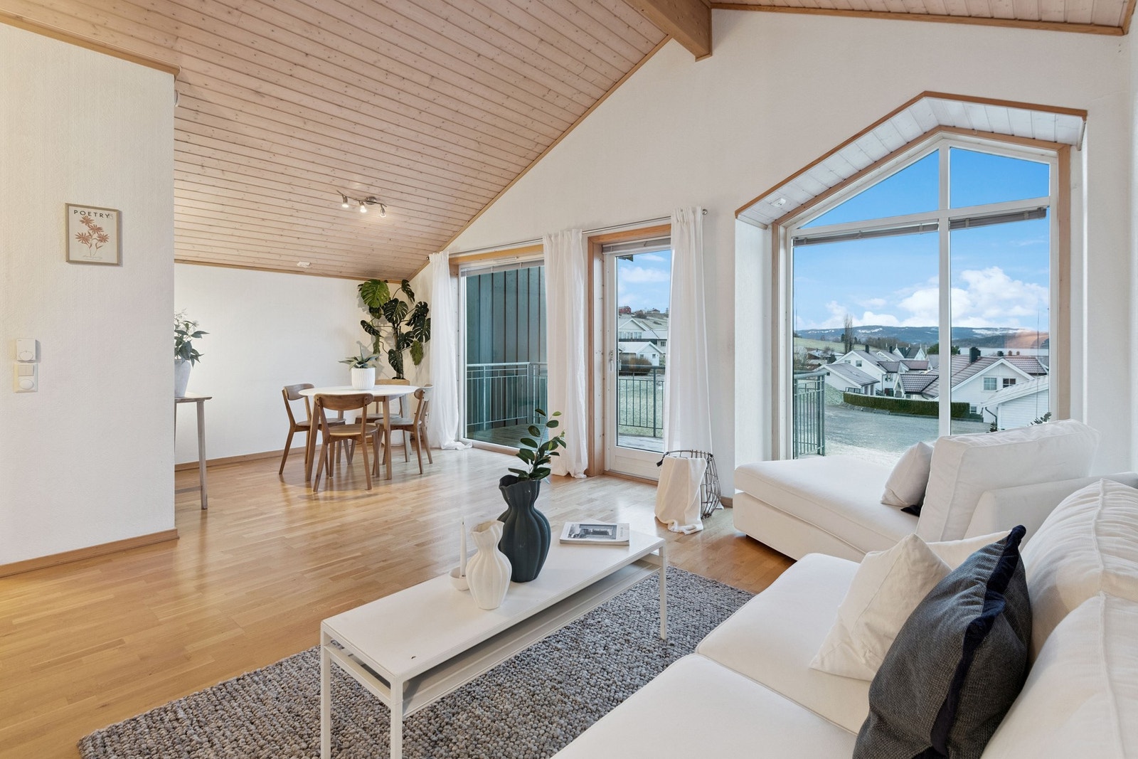 Leiligheten ligger fint vendt, med kveldssol på terrassen til godt utover sene solrike sommerkvelder. Galleribilde