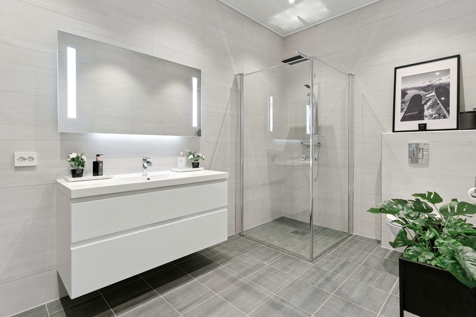 Romslig baderom med tidløse fliser. Galleribilde