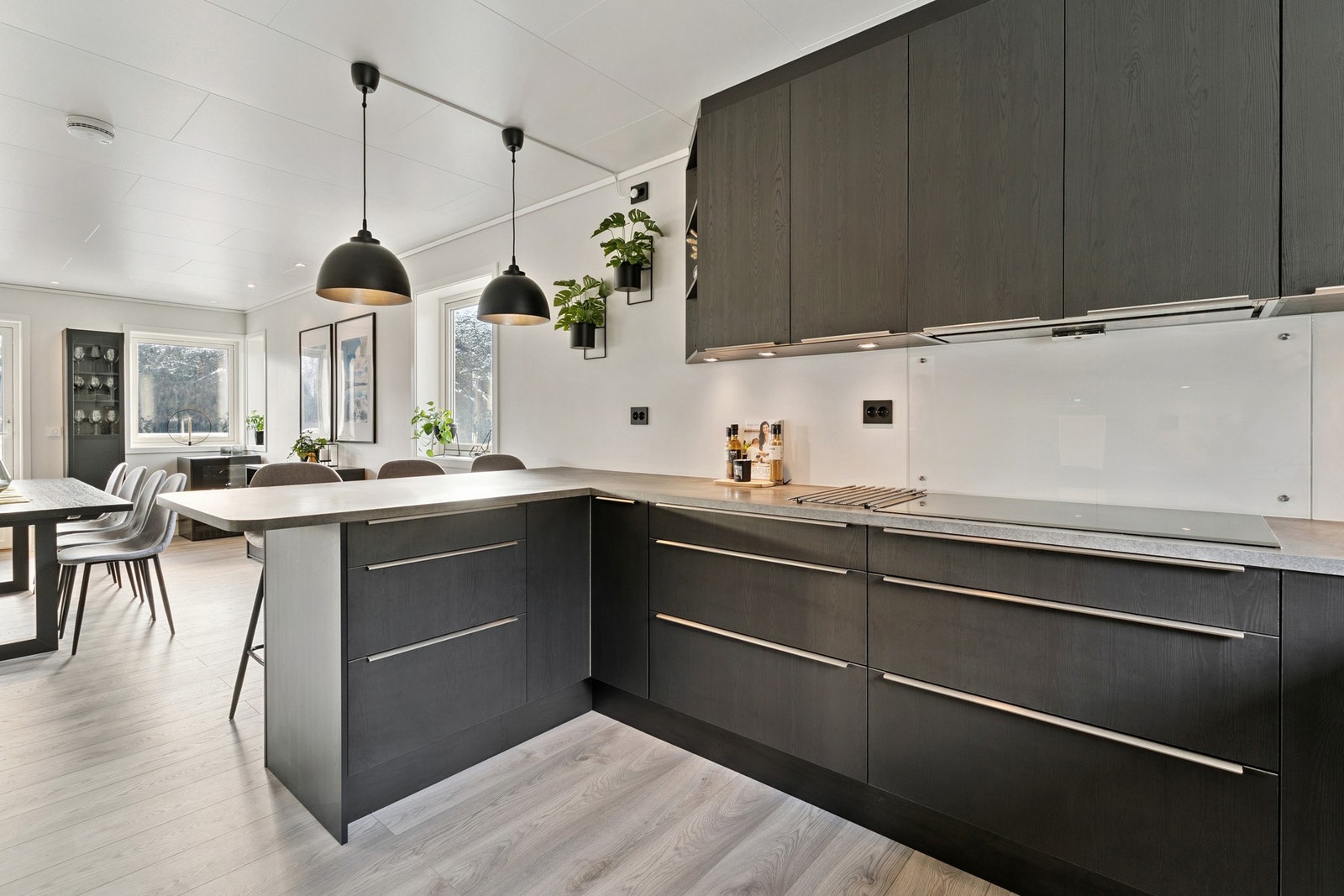 Legg merke til de takhøye overskapene. Galleribilde