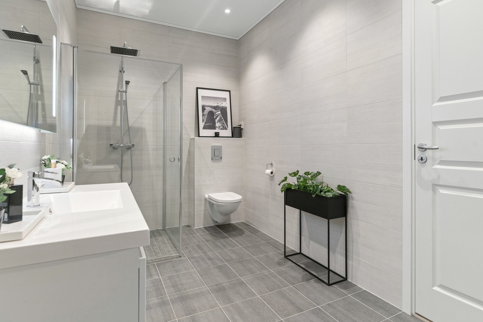 Vegghengt toalett. Galleribilde