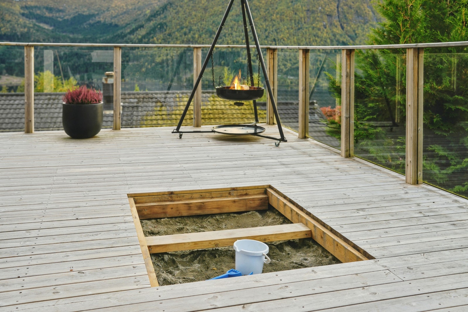 Terrasse med sandkasse. Galleribilde