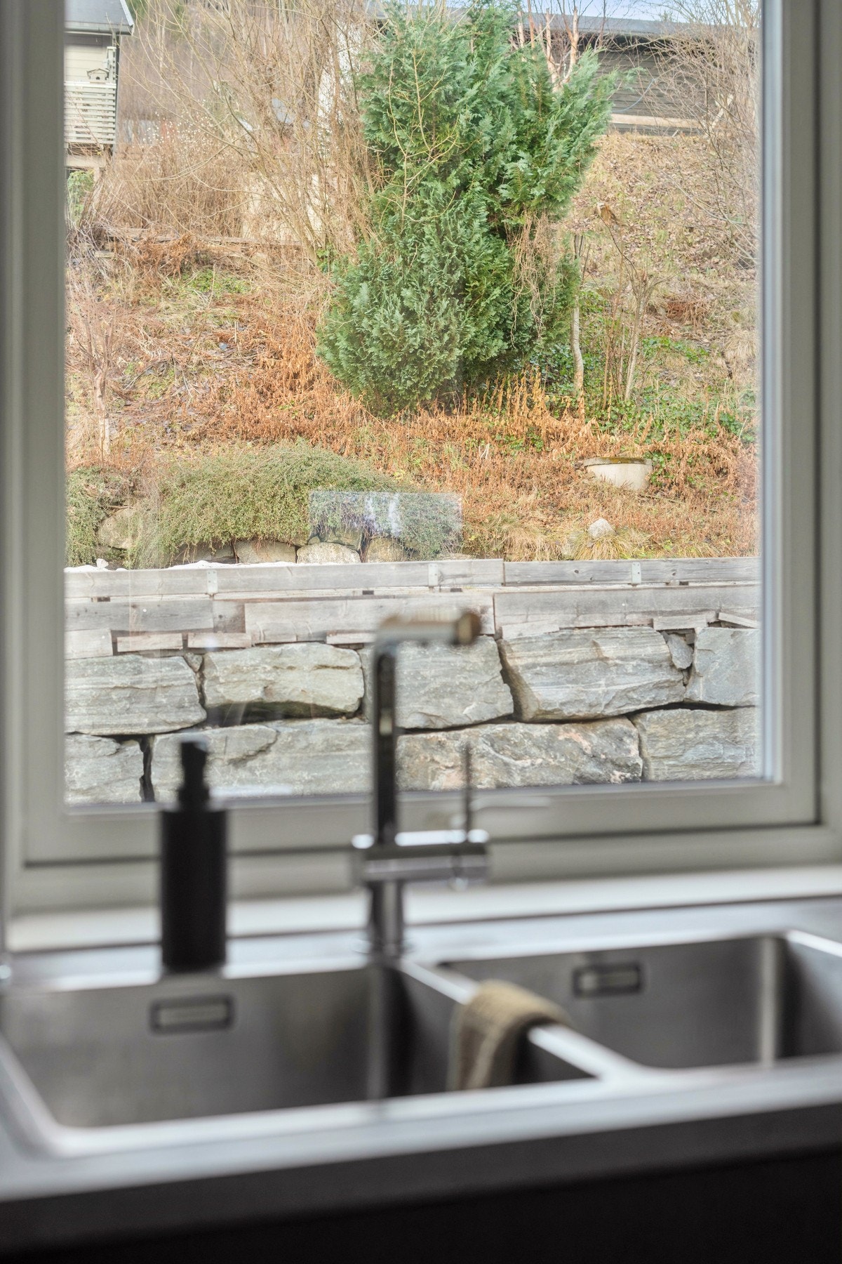 Det er installert vannstoppsensor under oppvaskbenk/oppvaskmaskin. Galleribilde