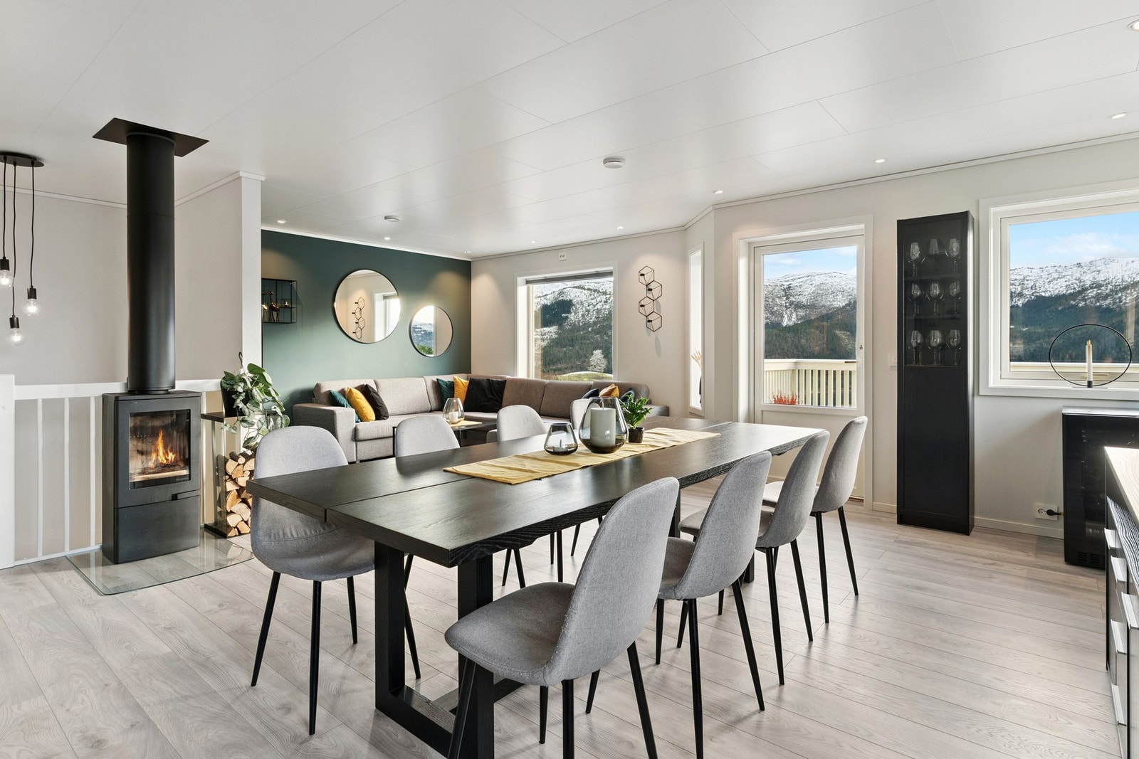 Vedovnen sikrer både varme og hygge. Vedovn type Nordpeis UNO5. Galleribilde