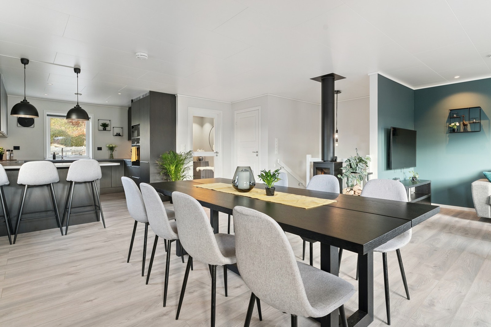 Stuen er i en åpen og sosial løsning mot kjøkkenet. Galleribilde