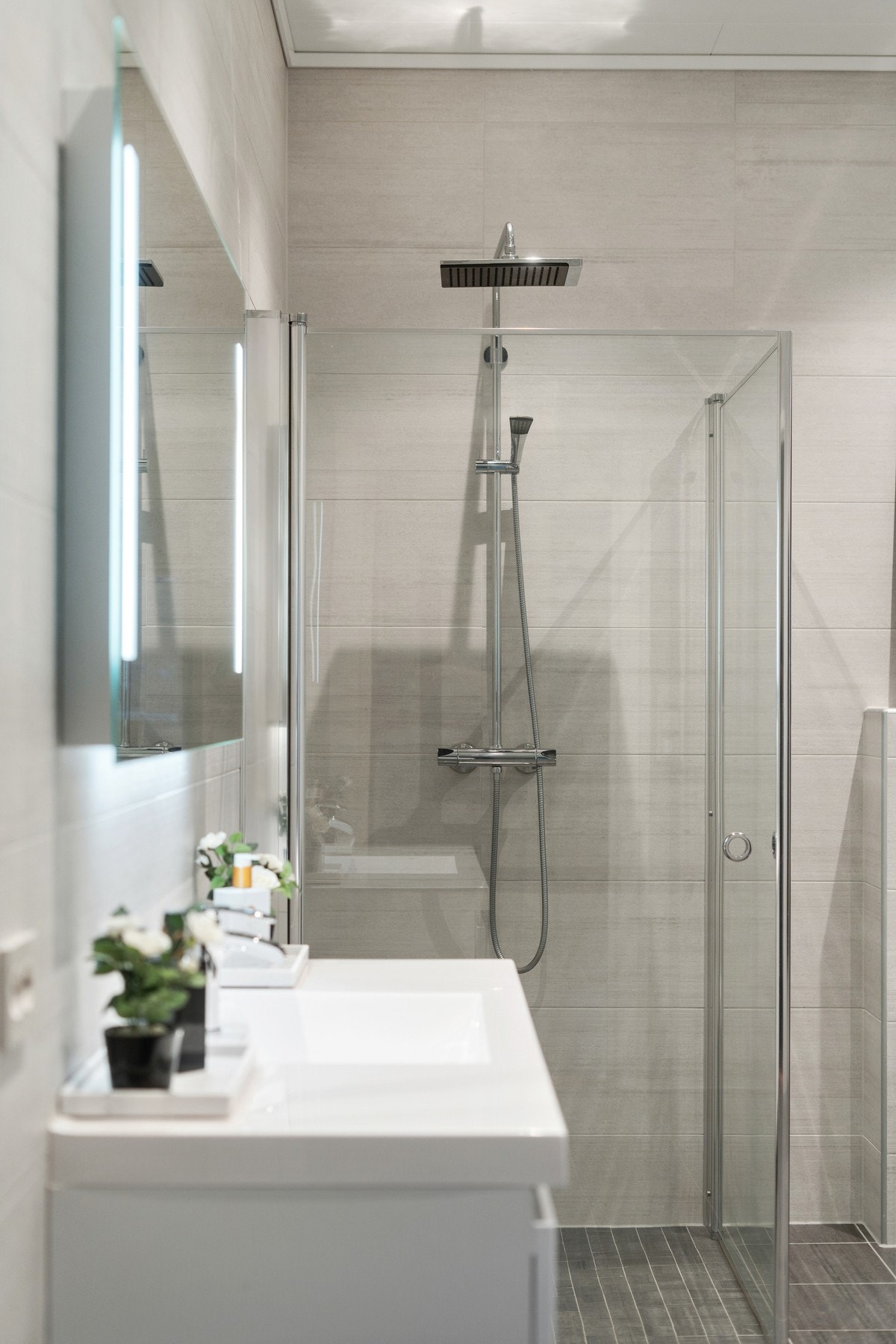 Badet har dusjhjørne med dusjdør i glass. Galleribilde