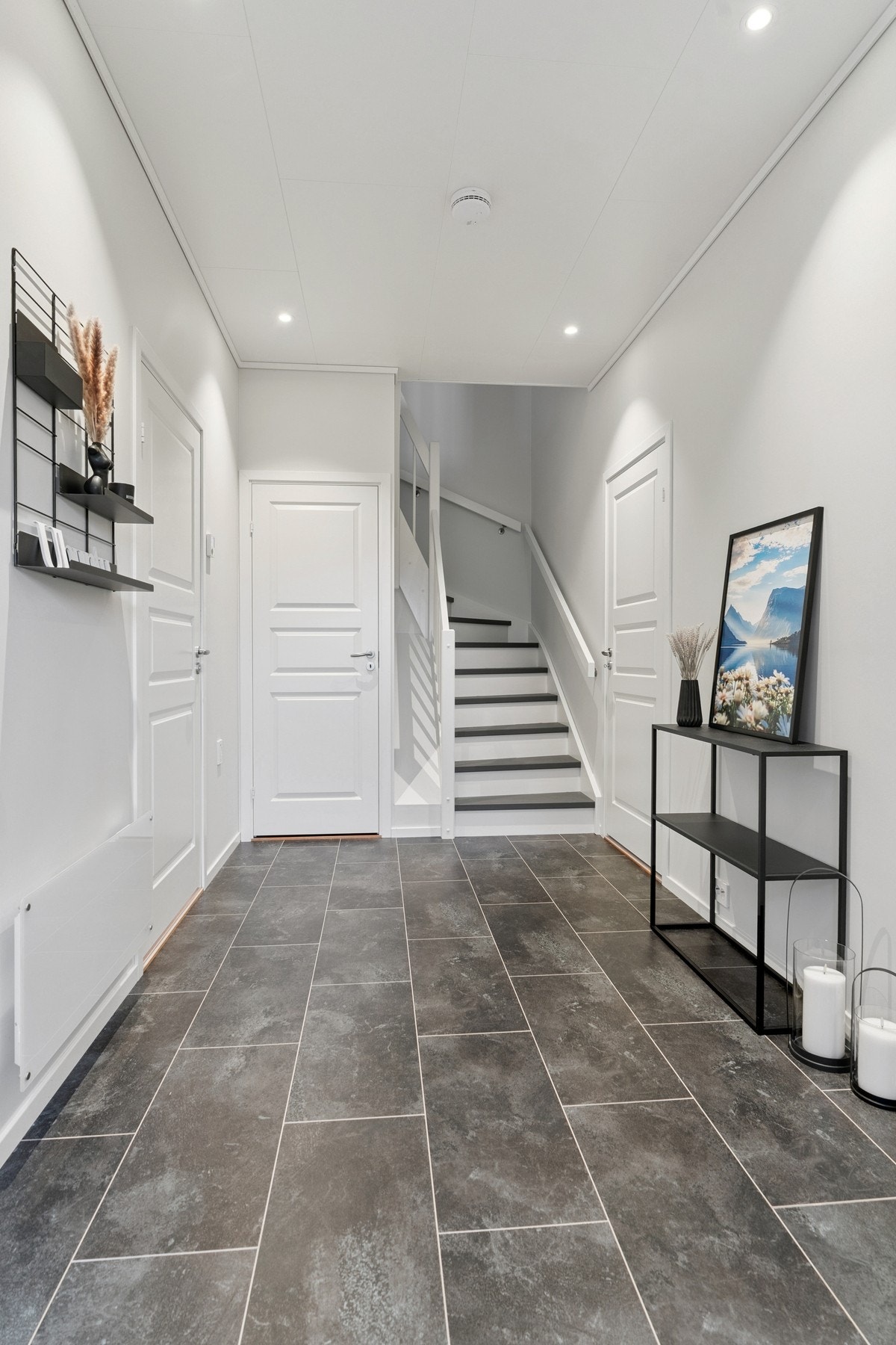 Gang med god plass. Boligen har malt tett tretrapp med tette trinn mellom etasjene. Galleribilde