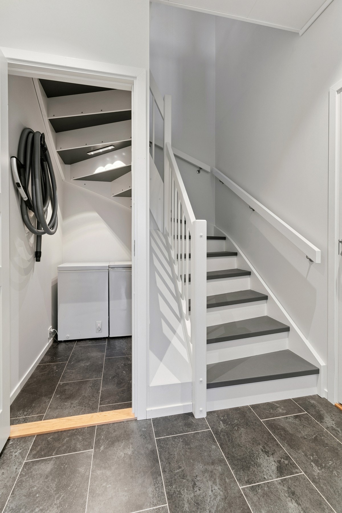 Under trapp er det innredet en praktisk lukket bod med egen dør. Galleribilde