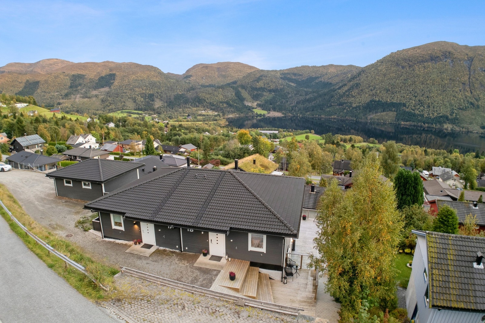 Vertikaldelt tomannsbolig i etablert boligområde i Bratteberg. Galleribilde