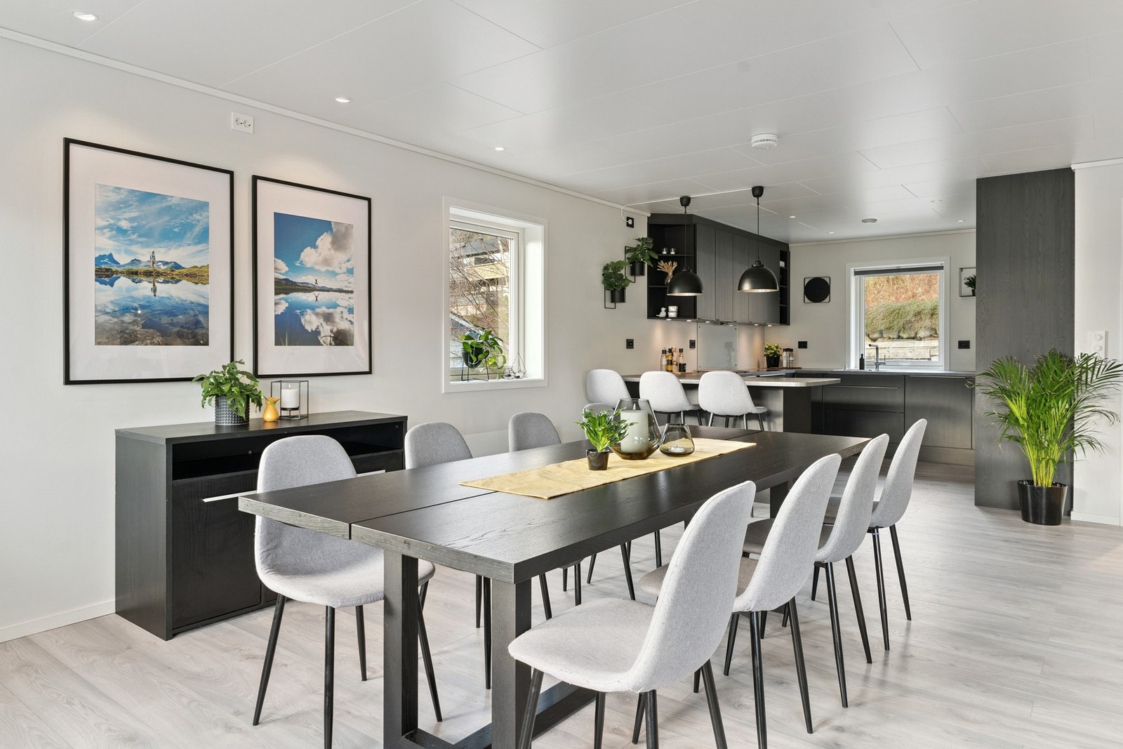 Naturlig sone for spisegruppe i tilknytning kjøkken. Galleribilde