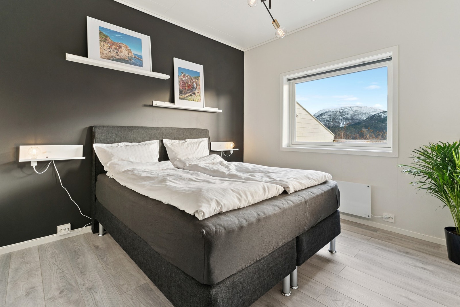 Hovedsoverom med god plass til dobbeltseng. Galleribilde