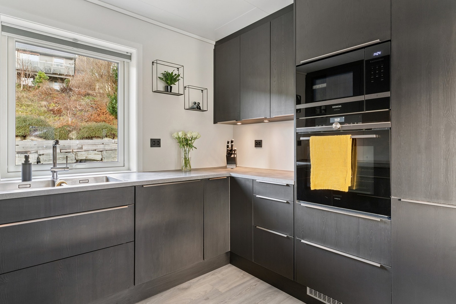 Her har du godt med både skap- og benkeplass! Galleribilde