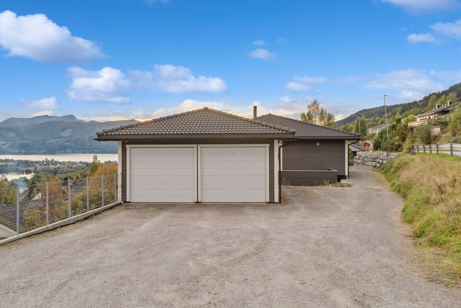 Parkering i halvpart av garasje. Galleribilde