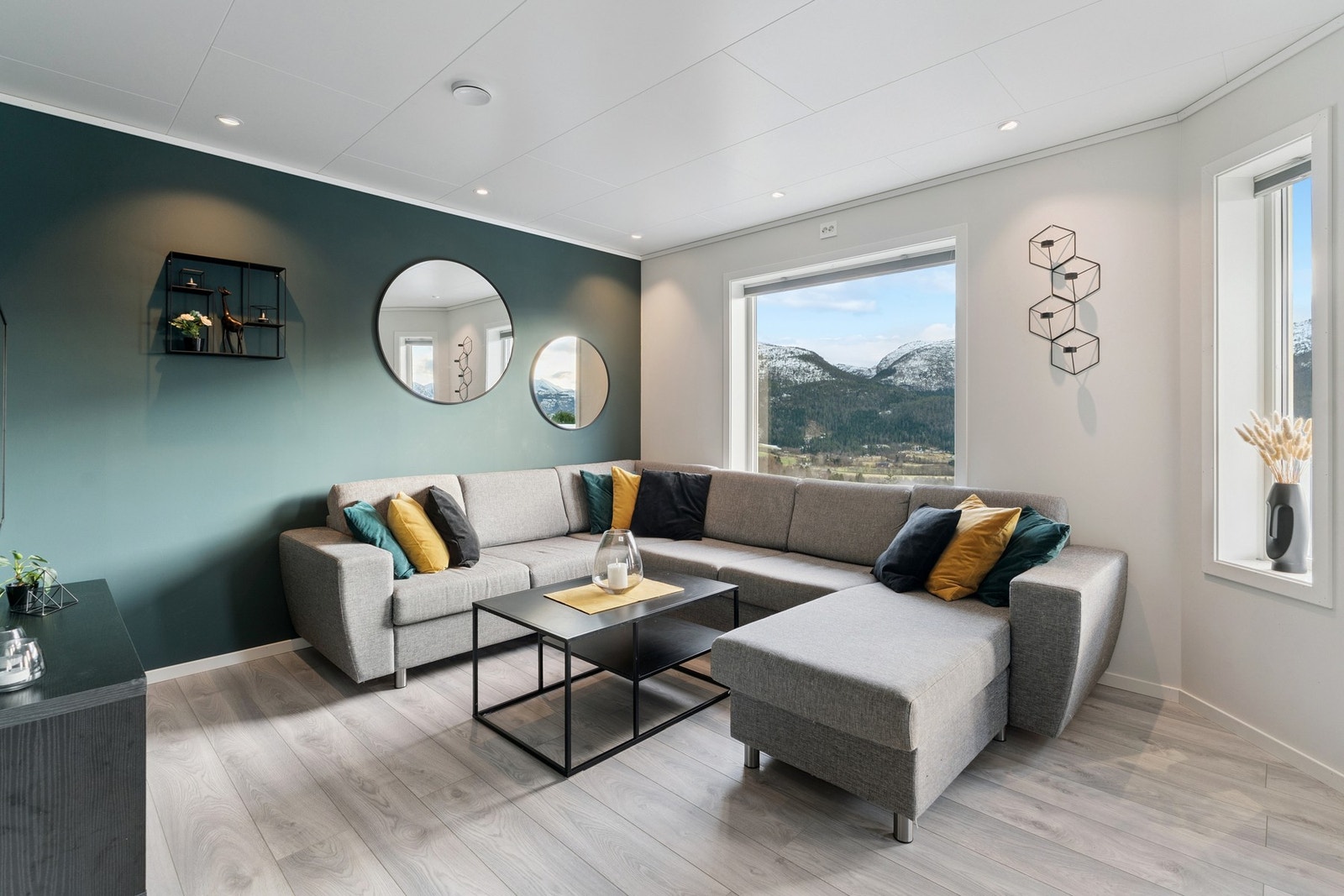 Store vindusflater slipper inn godt med naturlig lys. Galleribilde