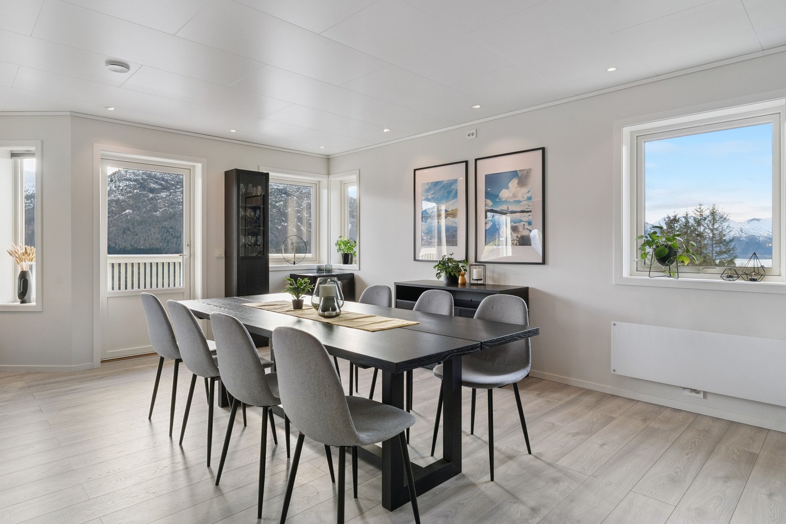 Stue med god plass til romslig spisegruppe. Galleribilde