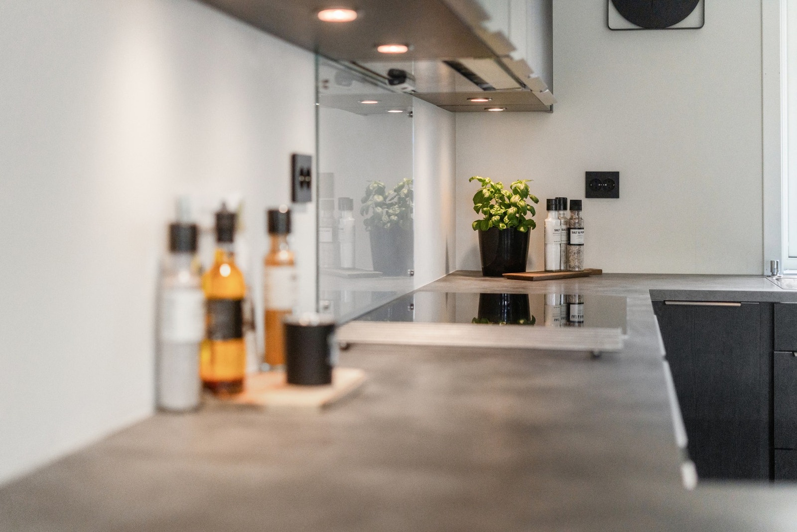 Grå benkeplate. Galleribilde