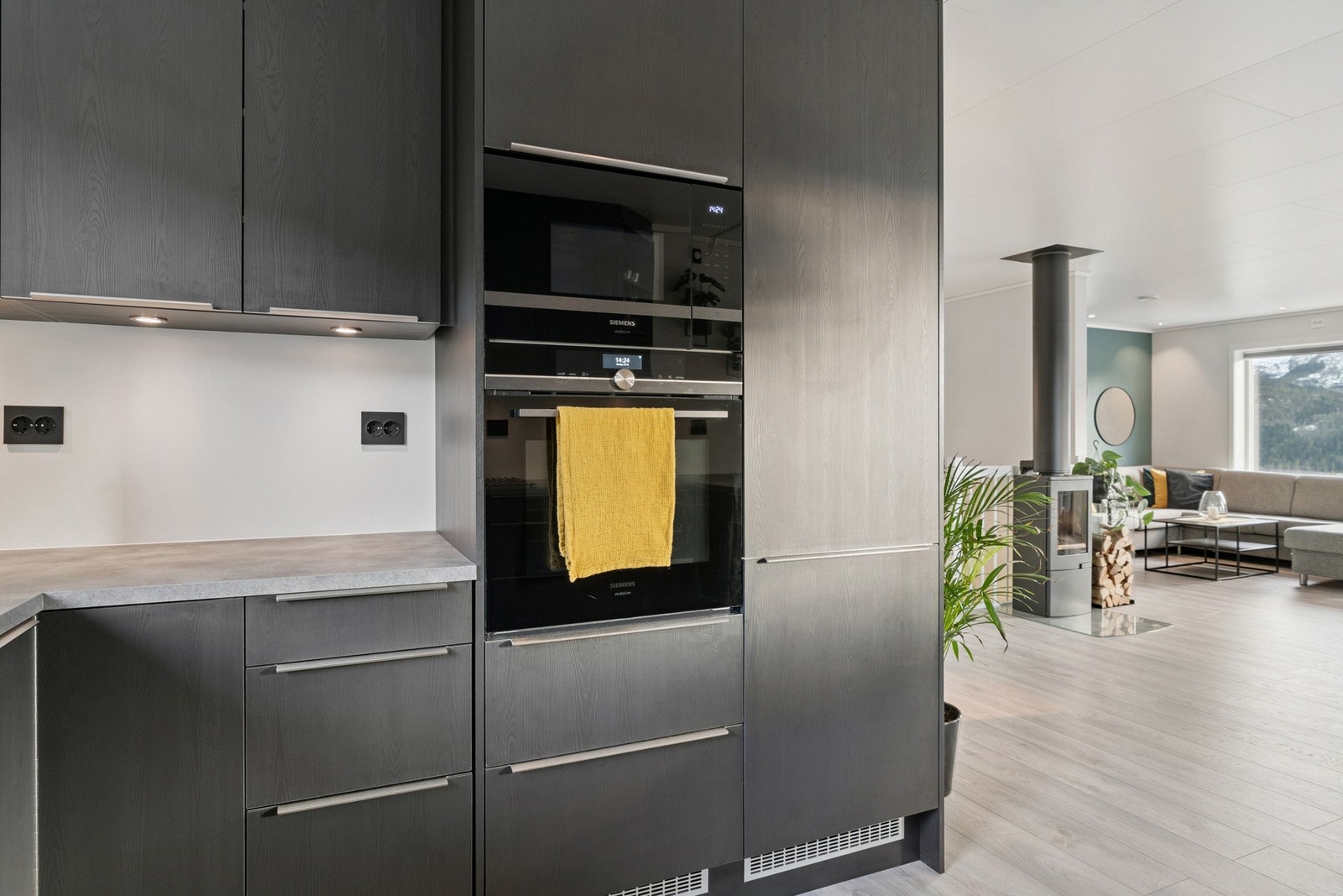 Kjøkkenet har original Nordsjø kjøkkeninnredning i sort. Galleribilde