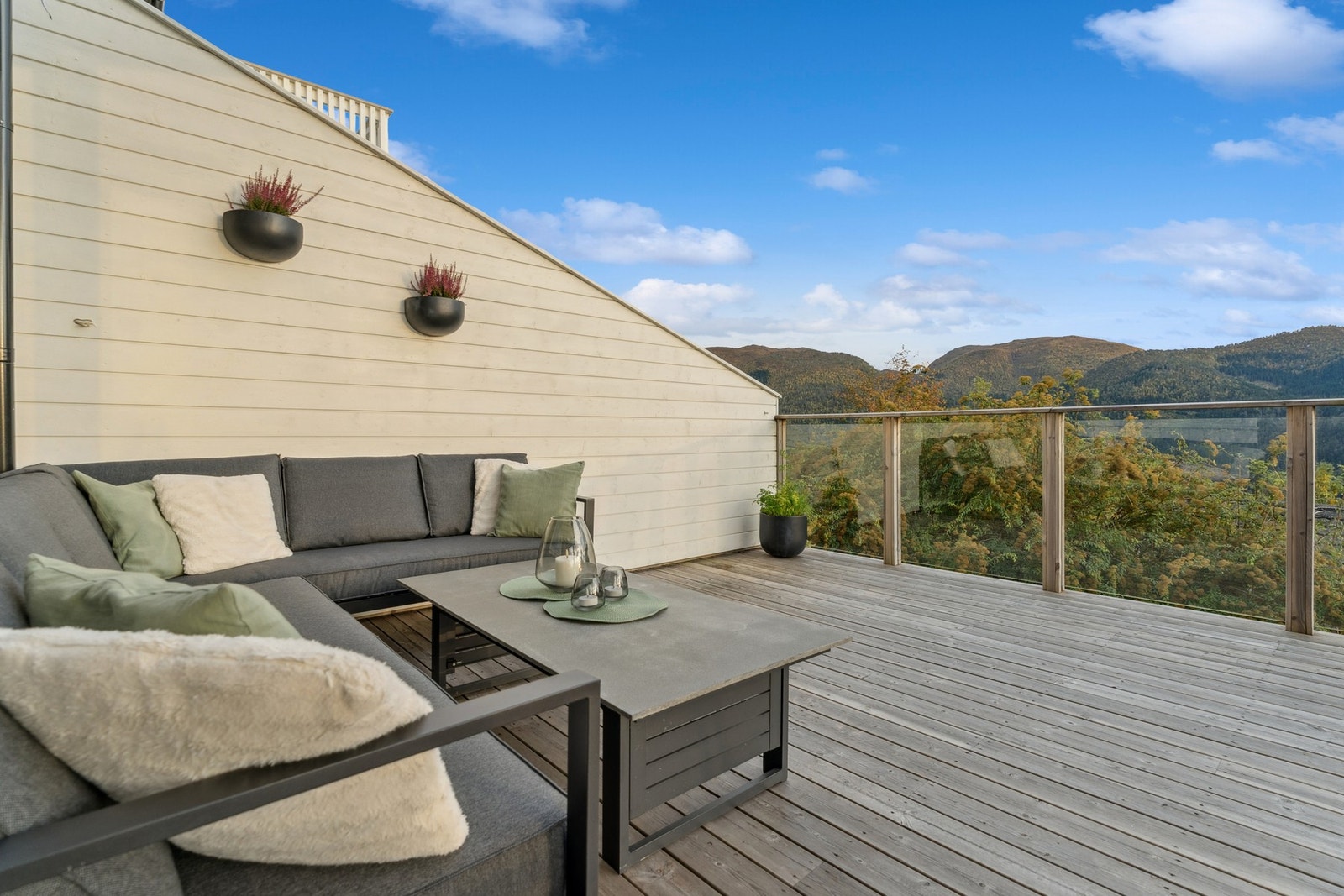 Boligen har en romslig terrasse med flott utsikt og gode solforhold Galleribilde