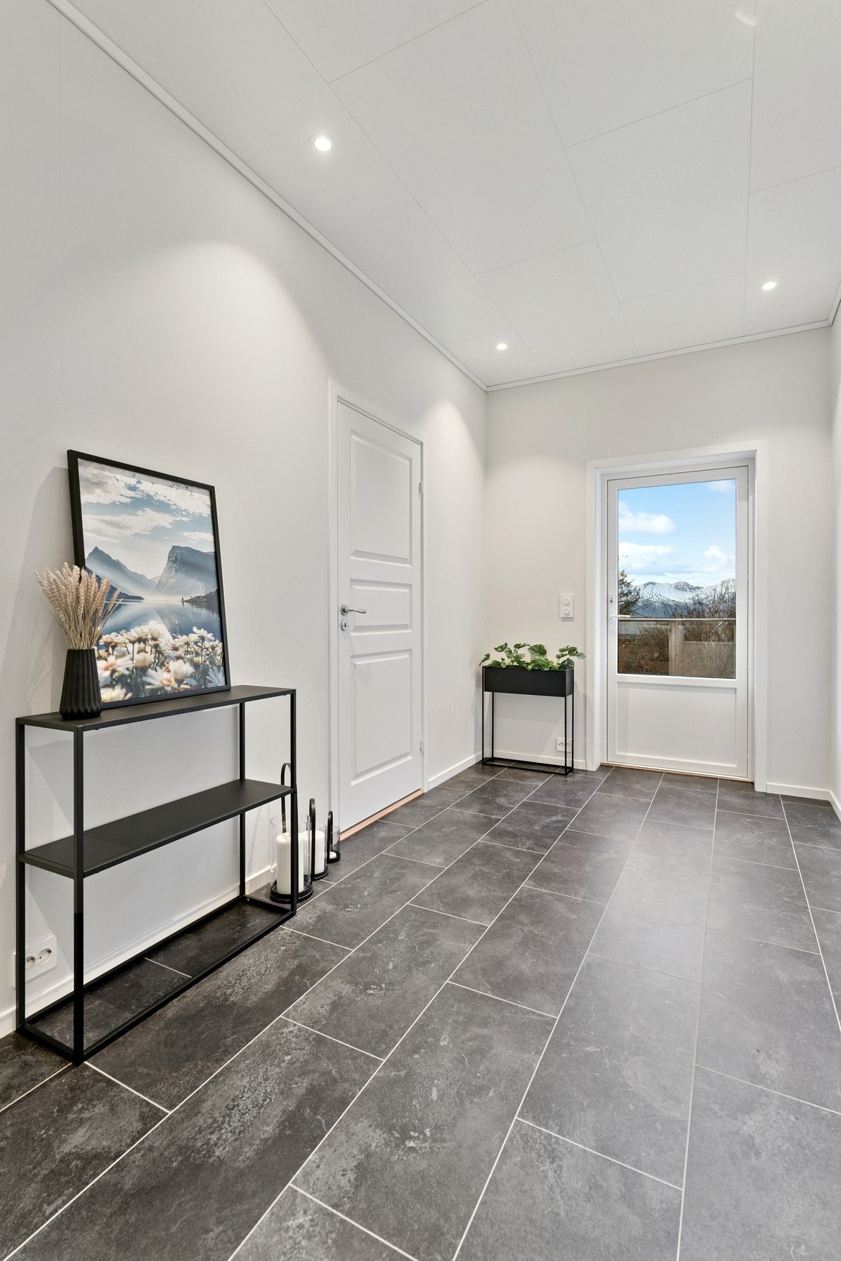 Adkomst ut til terrassen fra gangen | Det er 270cm takhøyde i 1.etasje Galleribilde