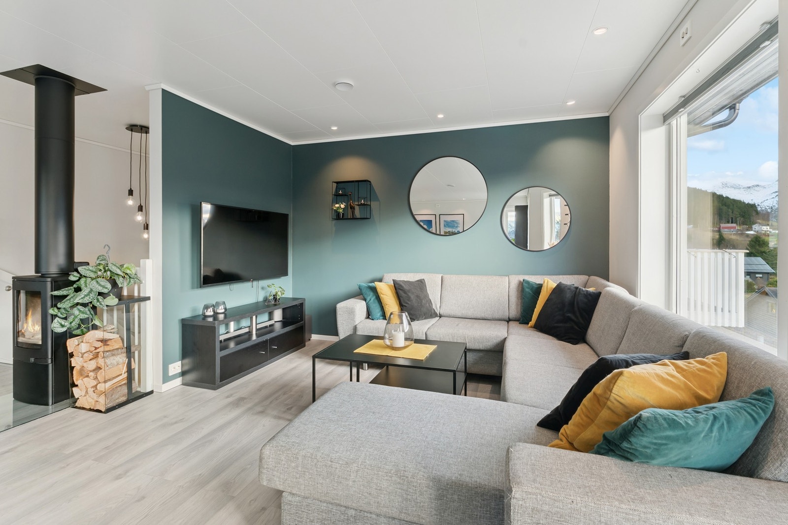 Stuen har plass til stor sofagruppe! Galleribilde