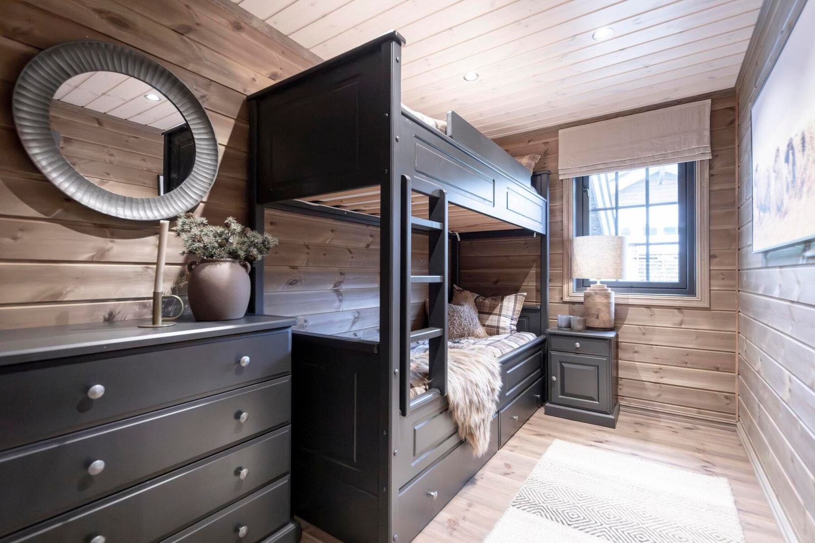 Praktisk med familiekøye på soverommet
Foto fra vår visningshytte Rondablikk 100 på Hellerudsletta. Galleribilde