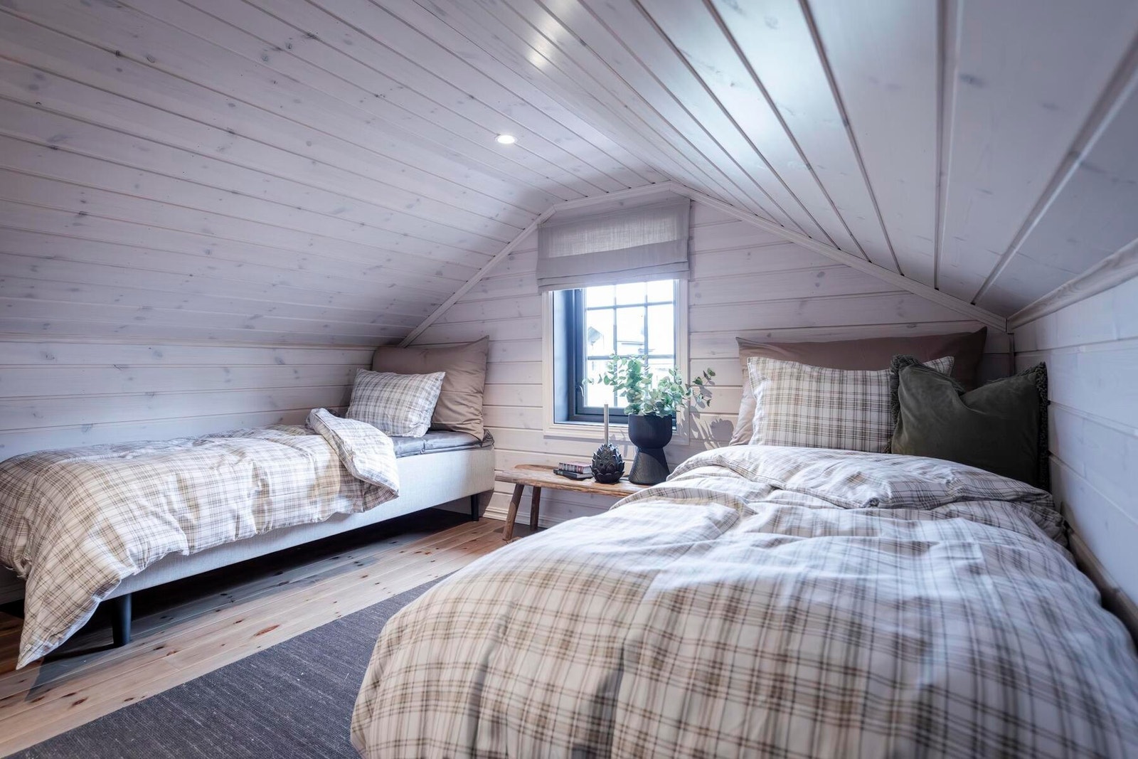 Gulvareal på hems er 49m2 og rommer 3 rom som fint kan brukes som ekstra plass til familie og venner. Foto fra en tilsvarende hytte. Galleribilde