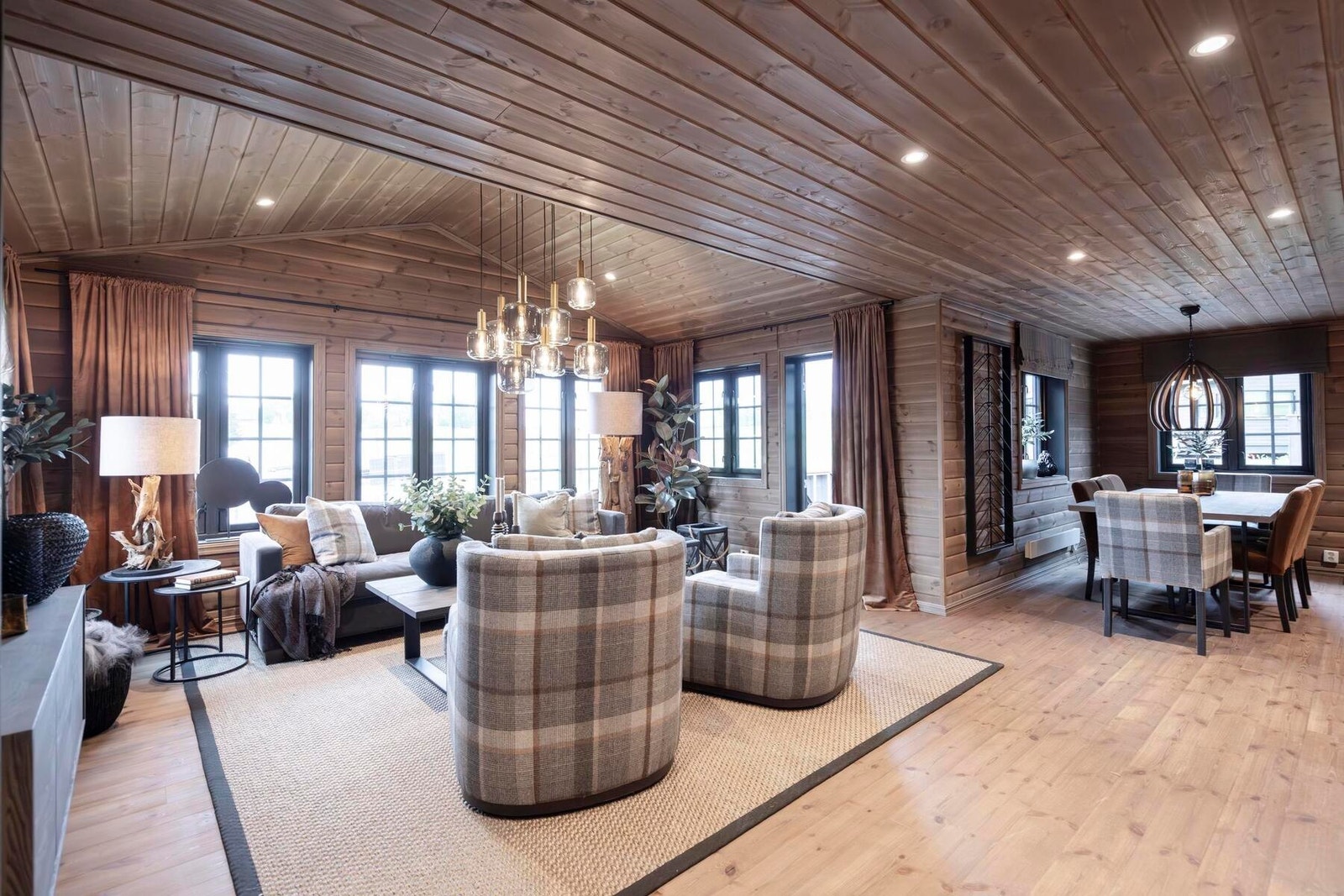 Stue / spisestue.
Foto fra vår visningshytte Rondablikk 100 på Hellerudsletta. Galleribilde