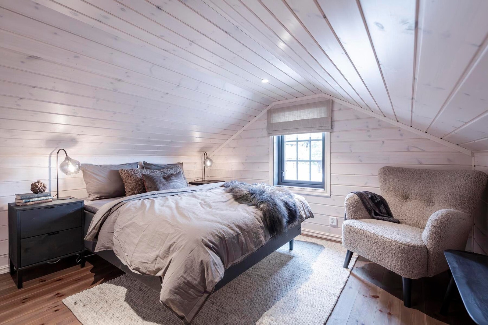 Gulvareal på hems er 49m2 og rommer 3 rom som fint kan brukes som ekstra plass til familie og venner. Foto fra en tilsvarende hytte. Galleribilde