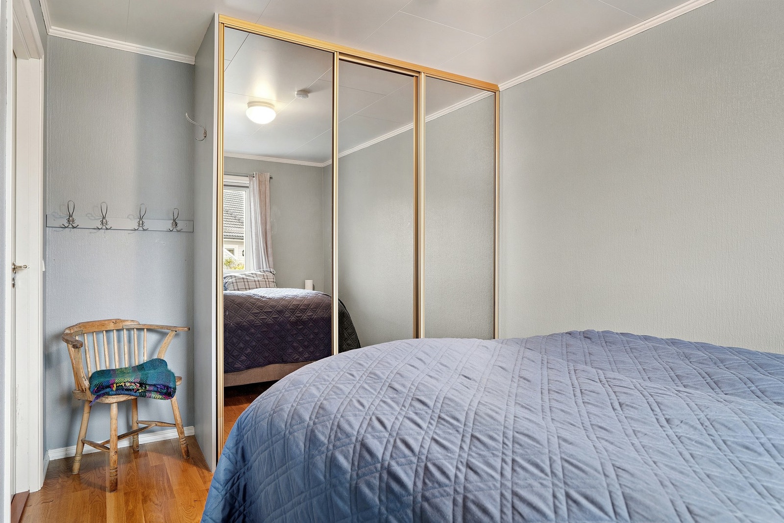 Det er skyvedørsgarderobe i rommet. Galleribilde