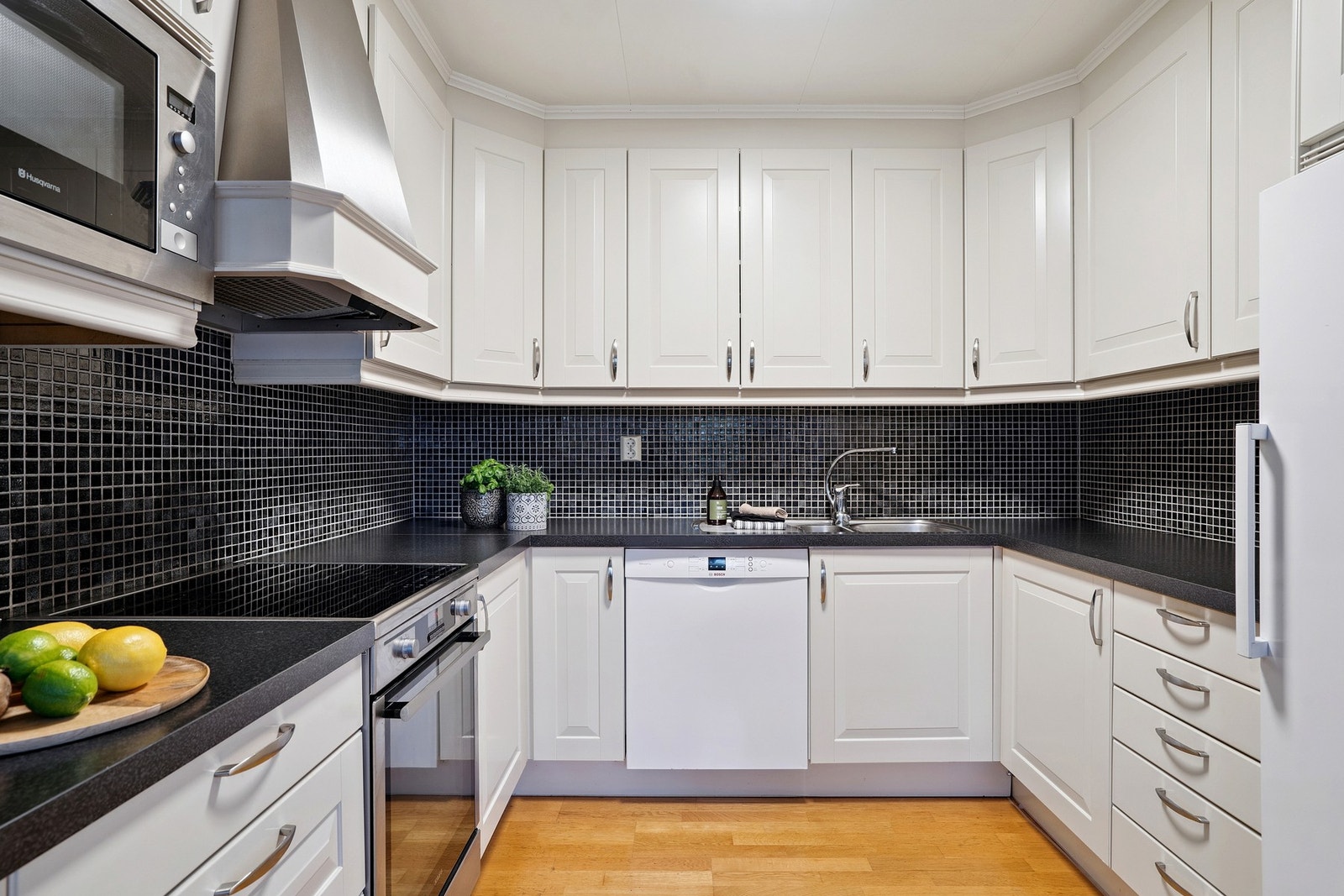 Innredningen har lyse og profilerte fronter, som fremstår velholdt. Galleribilde