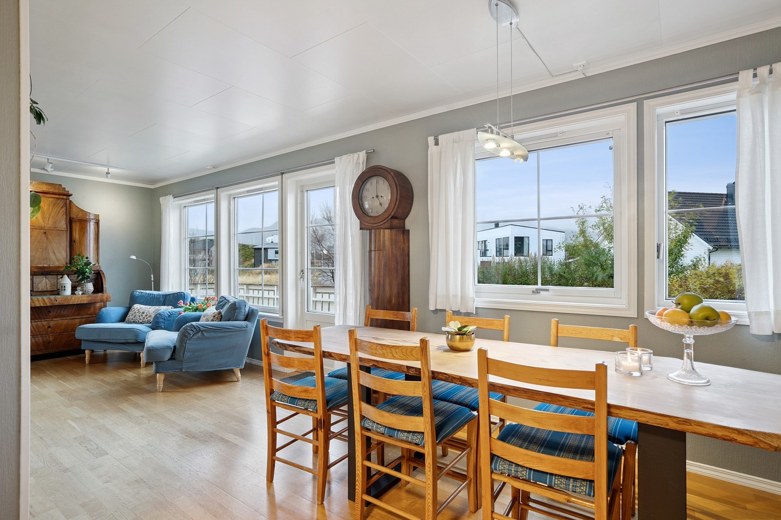 Rikelig med vindusflater som slipper inn godt med naturlig lysinnslipp! Galleribilde