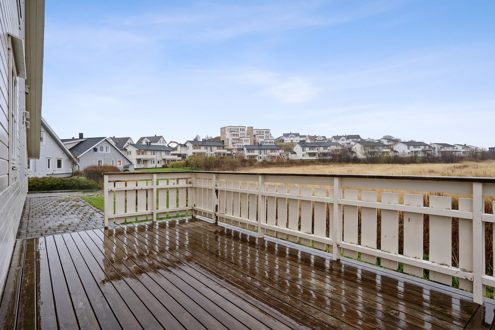 Uteplassen strekker seg over to sider av boligen, noe som gjør det mulig å nyte solen til ulike tider av dagen. Galleribilde