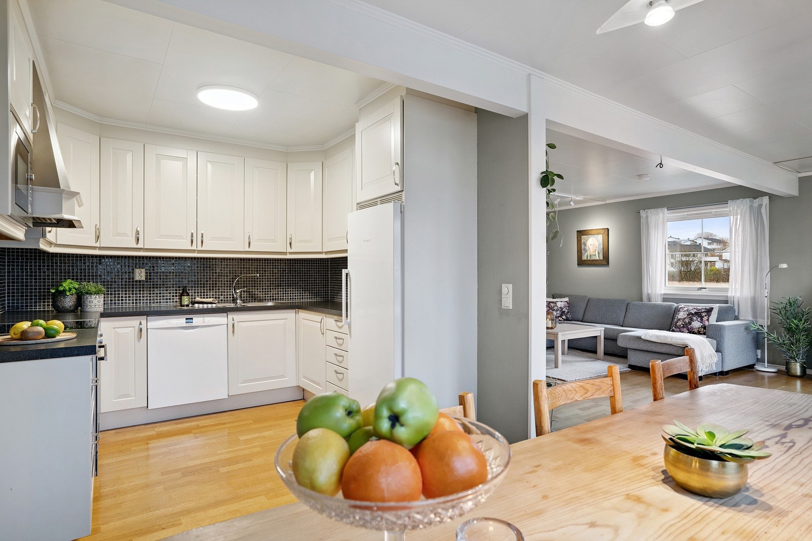 Flott og tidløst kjøkken i u-form. Galleribilde