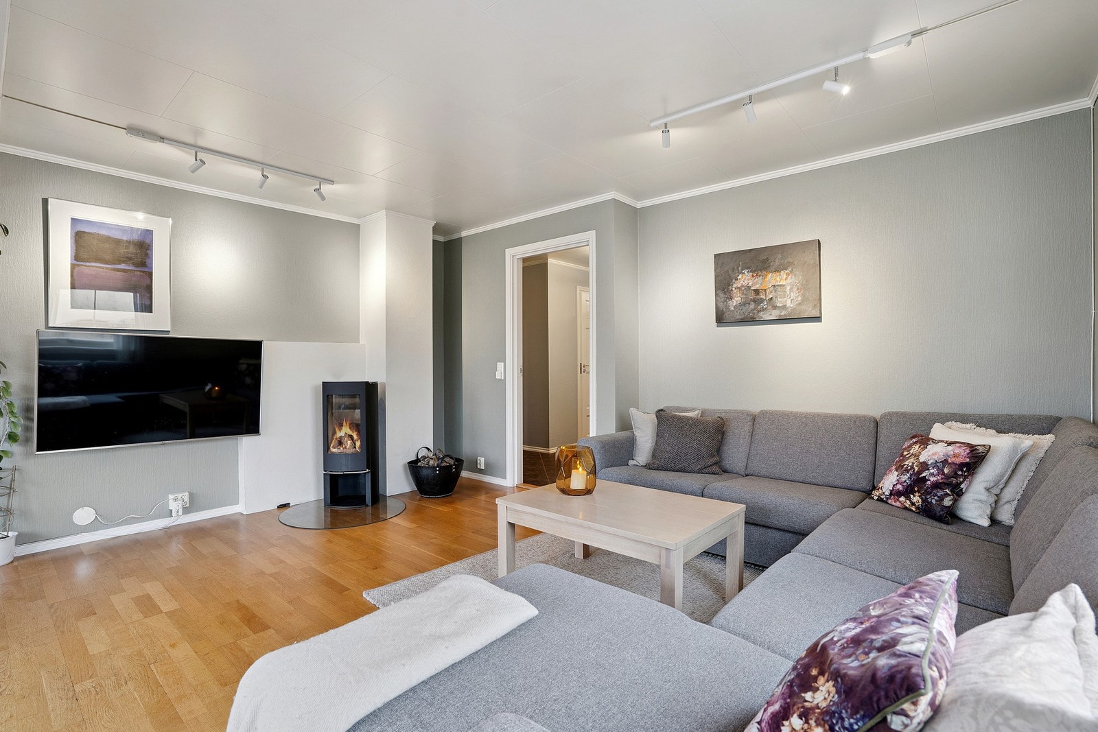 Rikelig med plass for en stor sofagruppe, med tilhørende mediemøblement. Vedovnen i rommet bidrar til en lun og trivelig atmosfære. Galleribilde