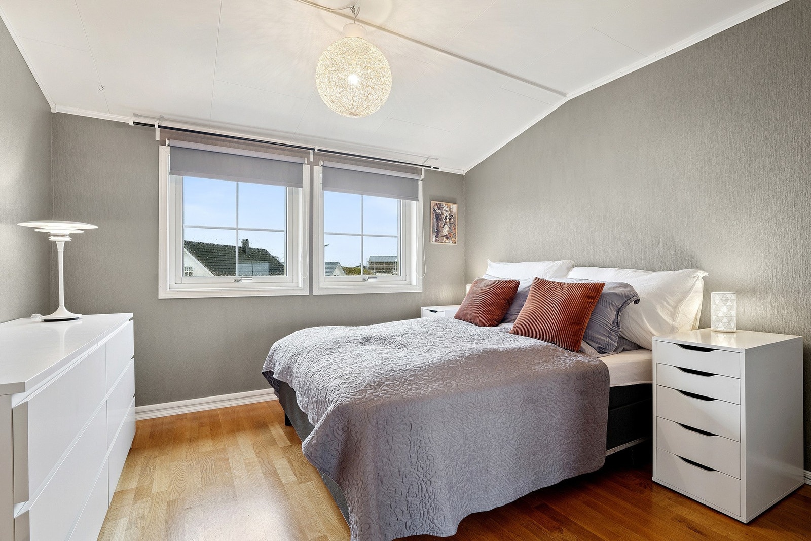 Romslig soverom på loftet med god plass for ulik innredelse. Det gjøres oppmerksom på at dette rommet ikke er byggemeldt i kommunens arkiv. Galleribilde