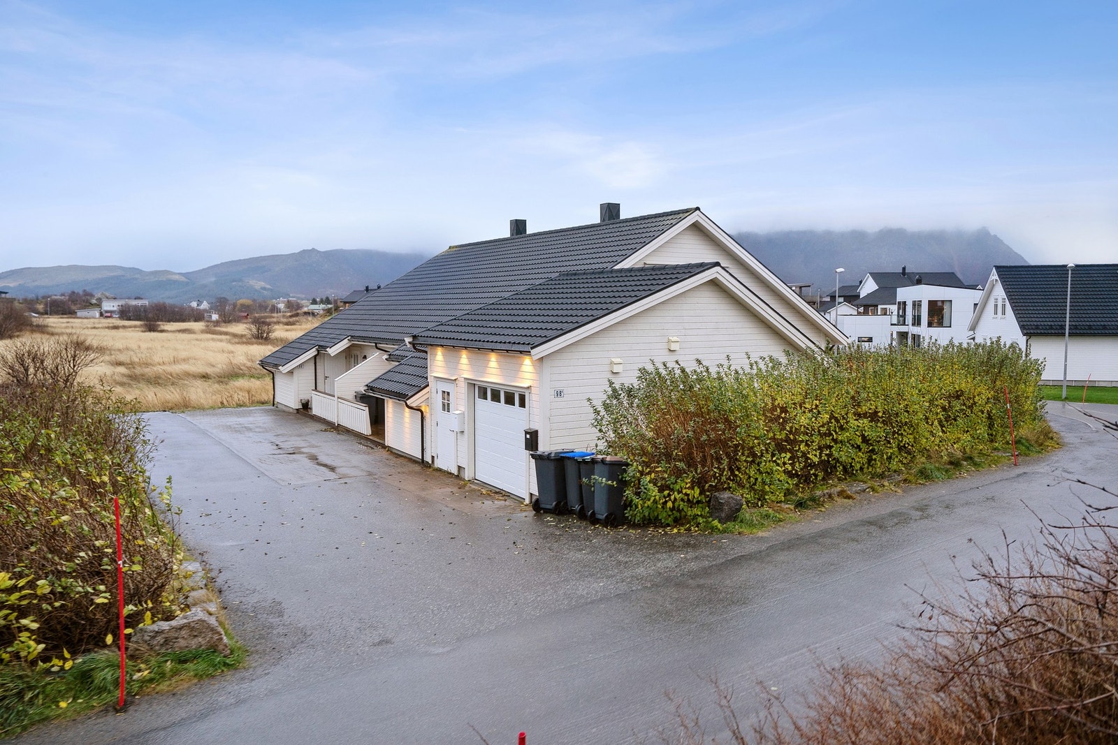 Her bor man meget flott til i attraktive omgivelser, med kort vei til både sentrum, skoler, barnehager og sjøen. Galleribilde
