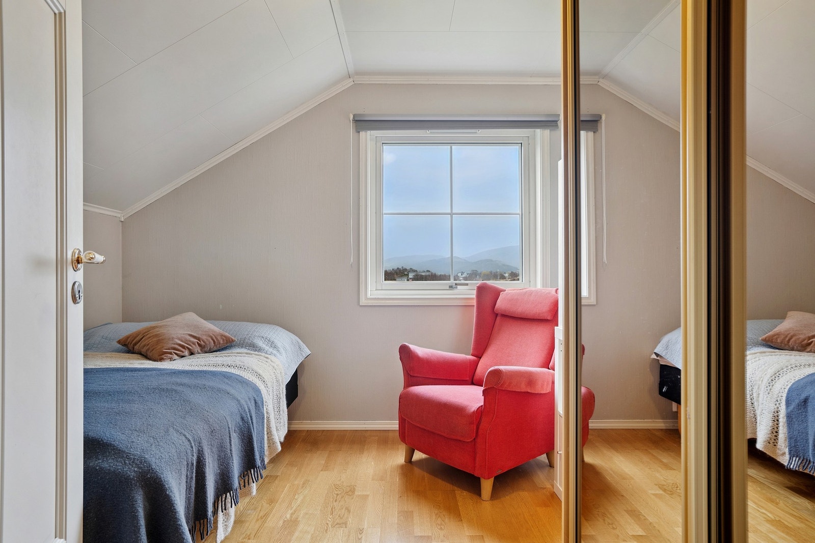 Soverom med skyvedørsgarderobe. Galleribilde