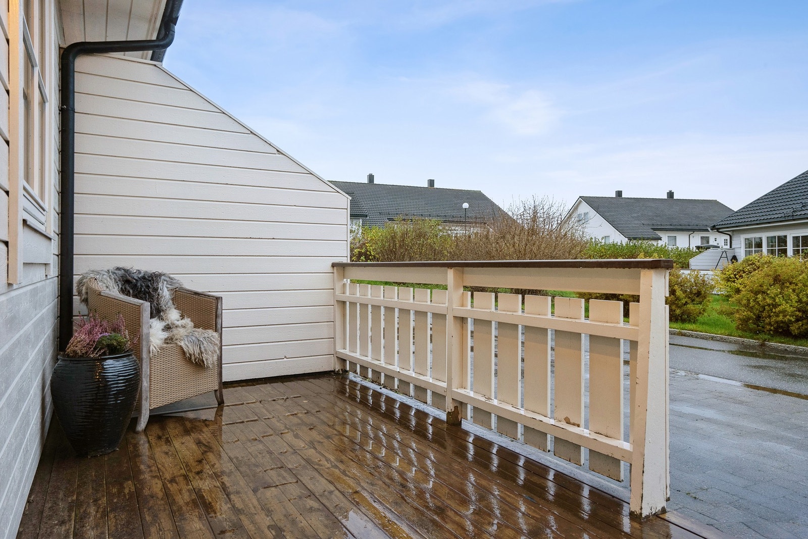 Koselig uteplass i forbindelse med inngangspartiet. Det er en praktisk utebod med adkomst fra plattingen. Galleribilde