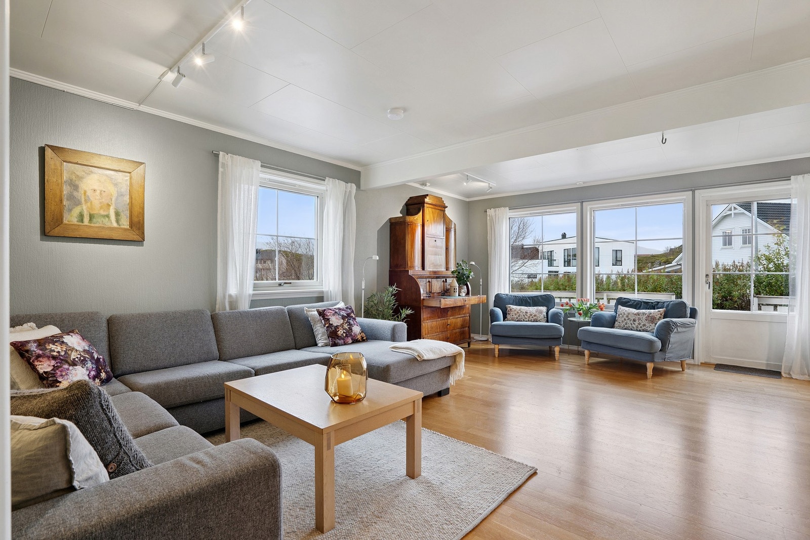 Stuen og kjøkkenet ligger i delvis åpen løsning og byr på et opplyst inneklima, varme i gulv, samt en flott vedovn. Galleribilde