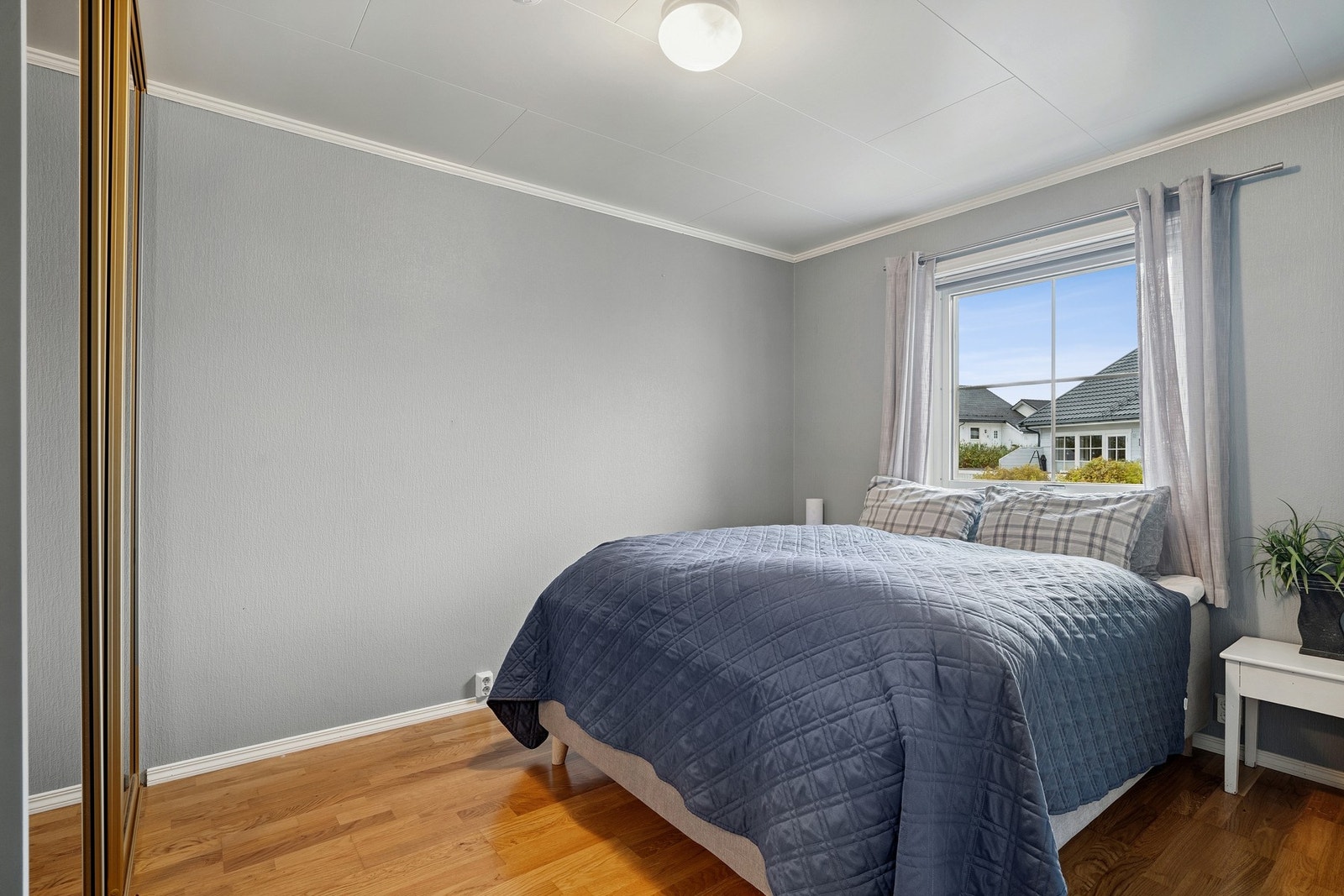 Hovedsoverommet ligger i 1. etasje, og byr på plass for en stor dobbeltseng, med tilhørende nattbord. Rommet har et behagelig inneklima, som følge av stor vindusflate. Galleribilde