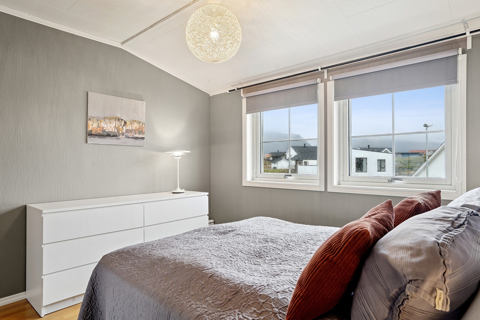 Gode vindusflater i rommet som gir en behagelig atmosfære. Galleribilde