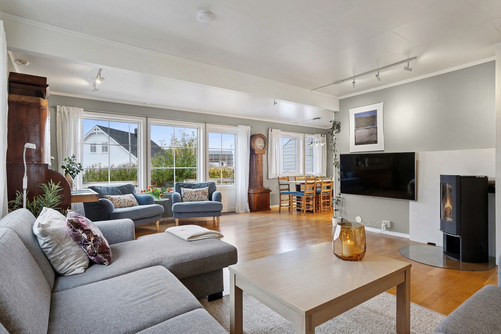 Rommet er innredet med moderne og tidløse overflatematerialer. Galleribilde