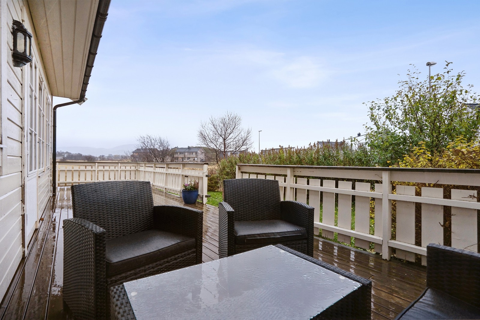 Uteplassen er solvendt og byr på plass for ulikt utemøblement. Galleribilde