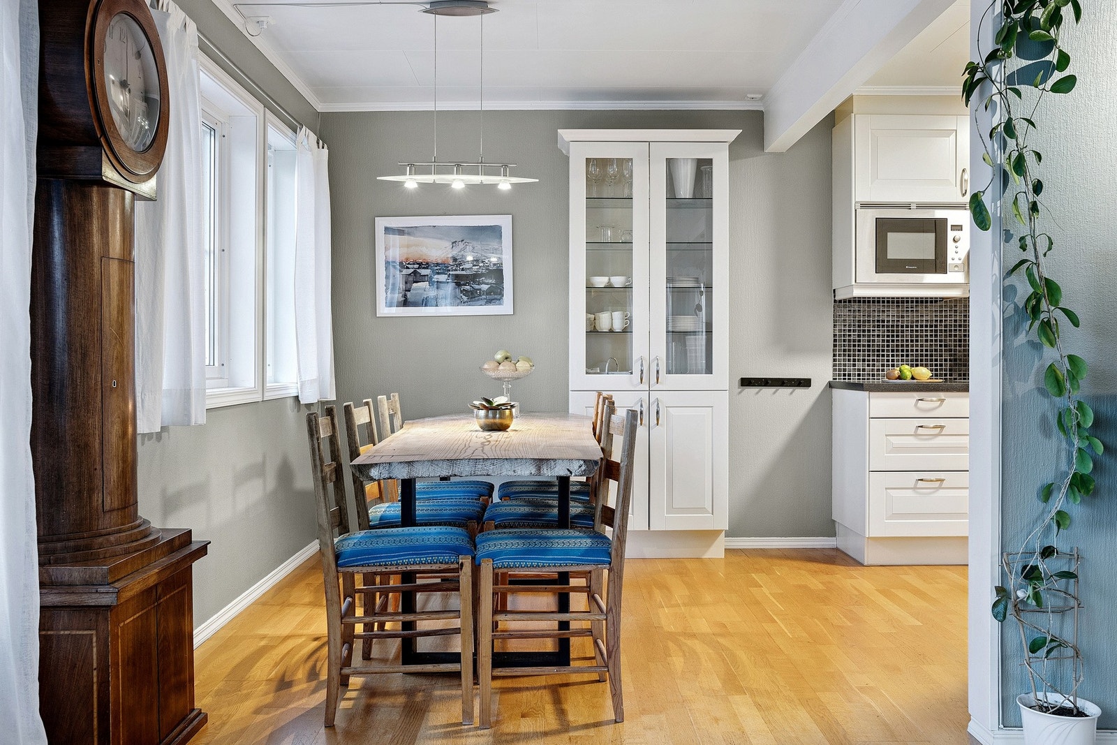 Kjøkkenet ligger delvis adskilt til, og det er naturlig plass for etablering av spisesone. Galleribilde