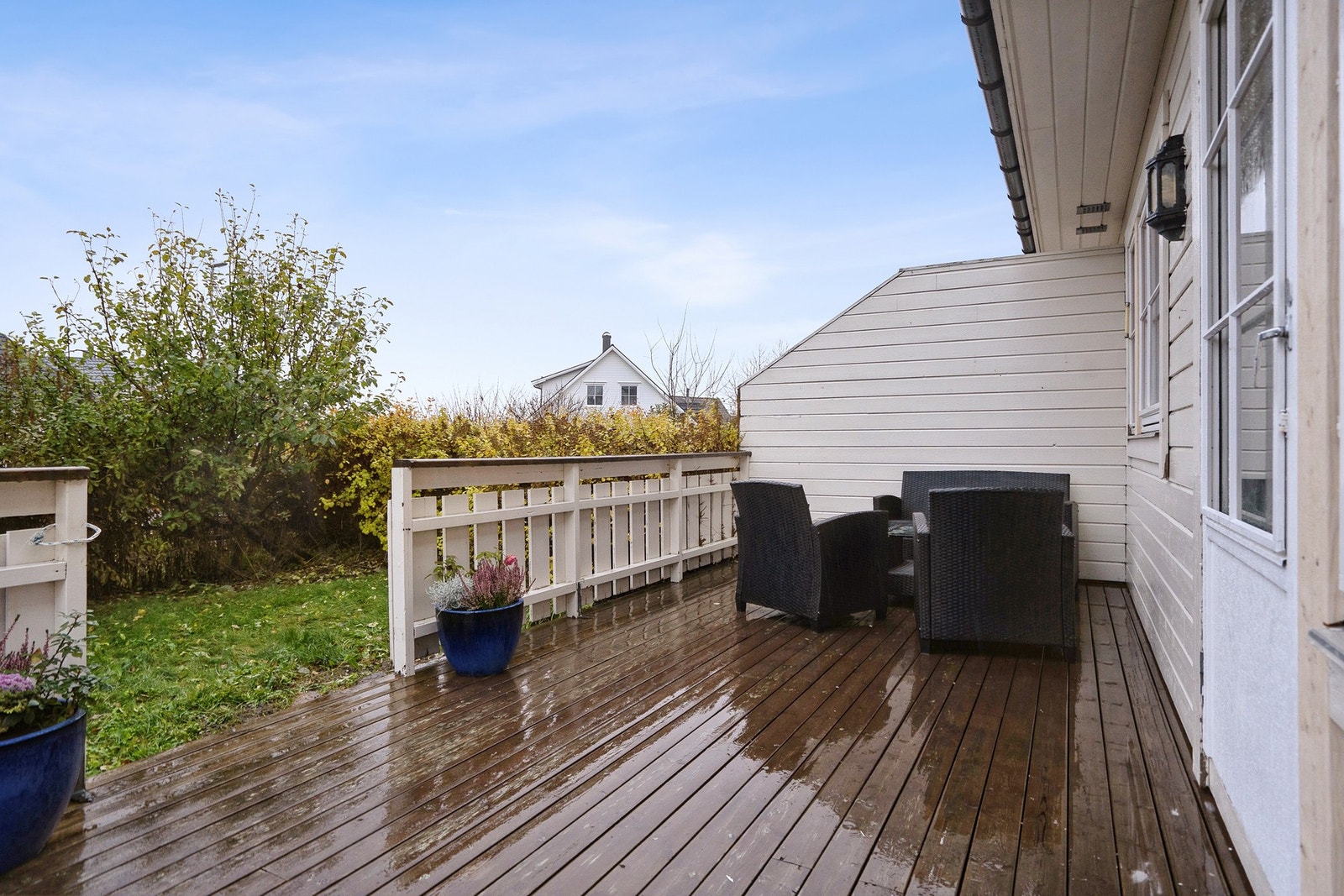 Stuen og kjøkkenet tilføres et tilstrekkelig tilleggsareal på varme dager, som følger av en herlig terrasse med adkomst til hage. Galleribilde