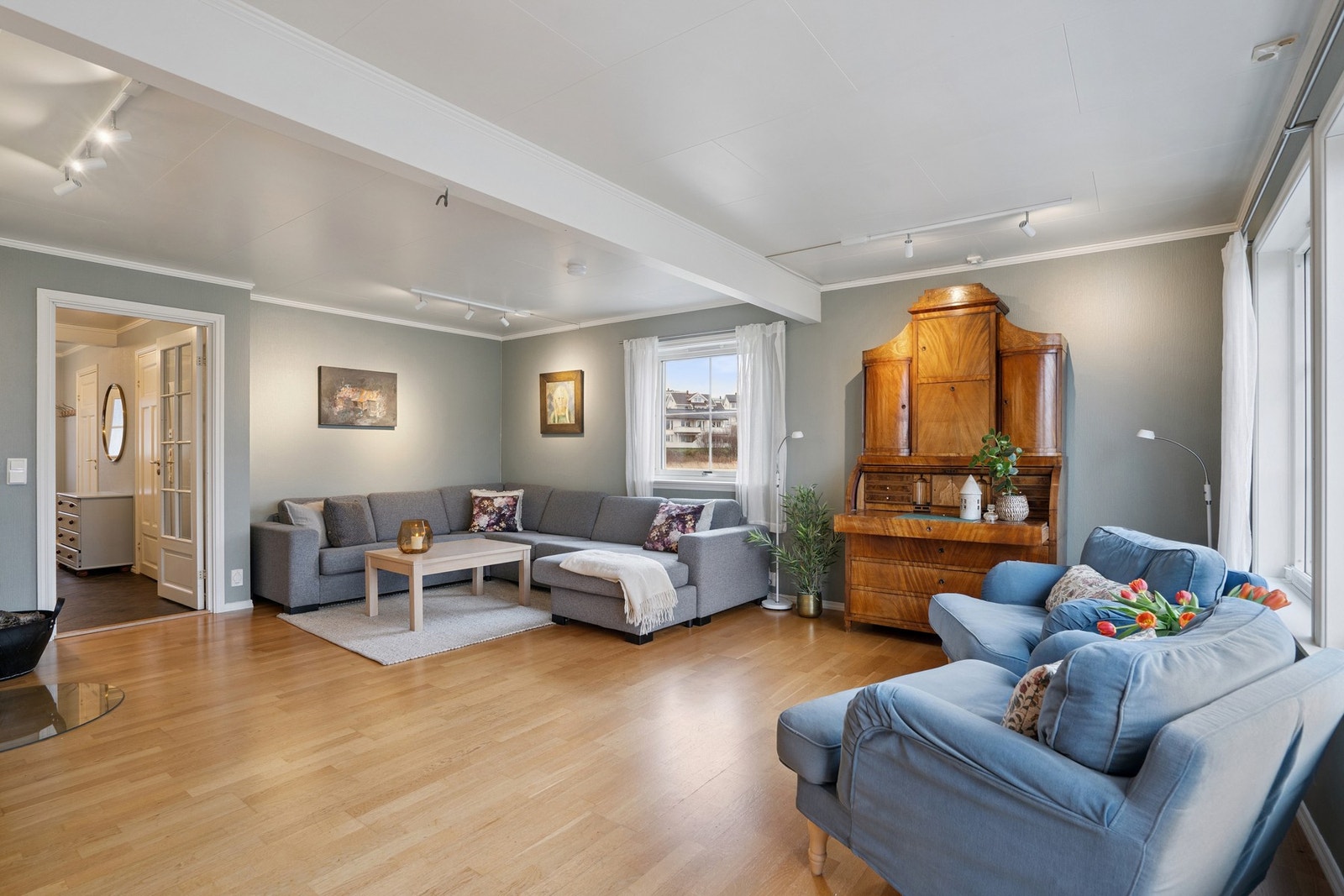 Den praktiske utformingen av stuedelen, gjør det mulig å innrede i ulike soner. Galleribilde