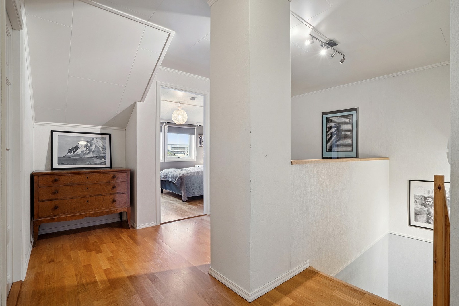 Loftsetasjen byr på tre innredde soverom, stue og et praktisk toalettrom. Galleribilde