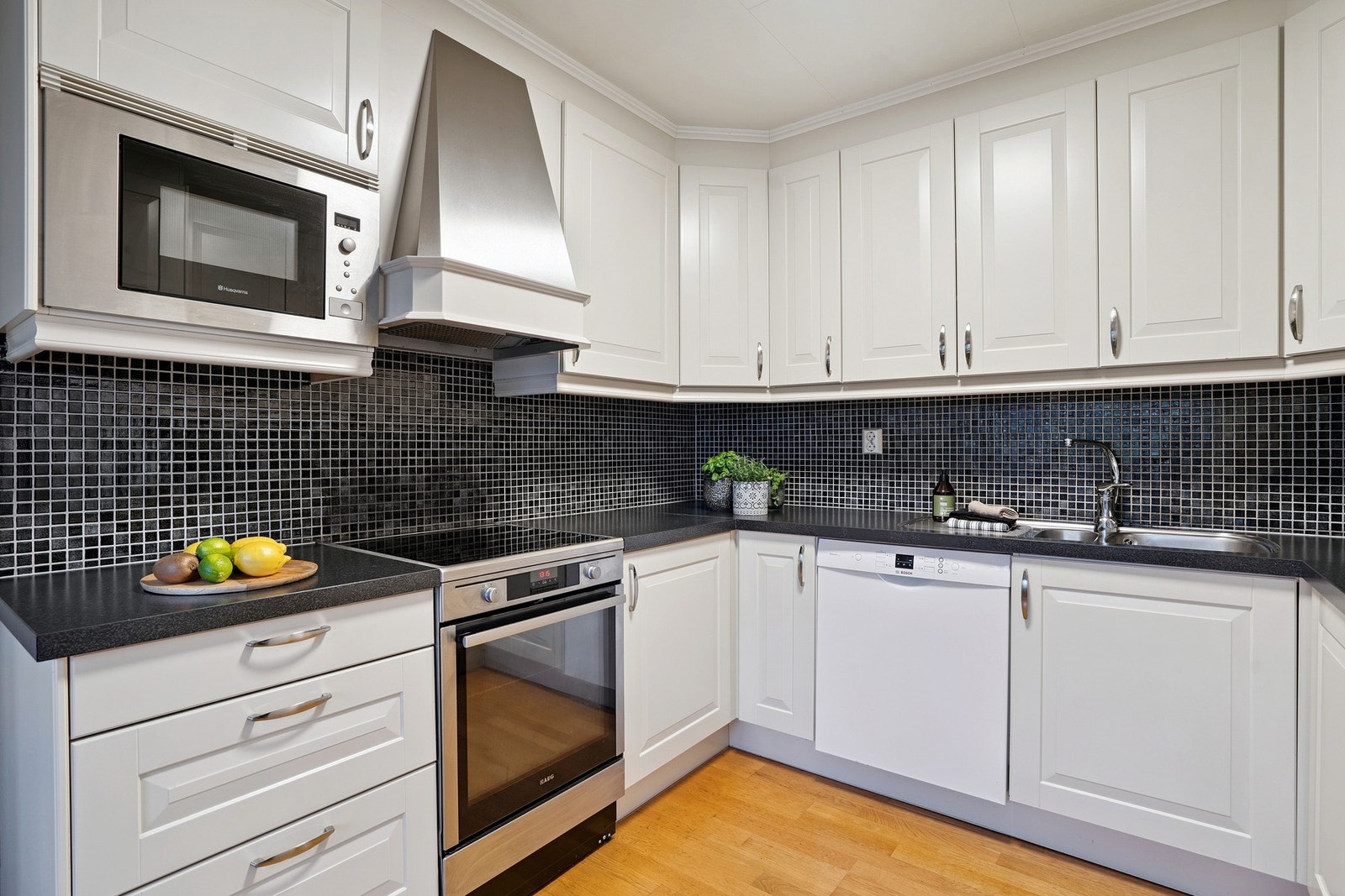 Fliser mellom over- og underskap, noe som kommer godt med ved ulike bruksområder. Galleribilde